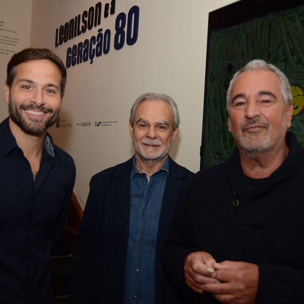 O curador Max Perlingeiro entre o secretário de Cultura Marcelo Calero e Chico Cunha