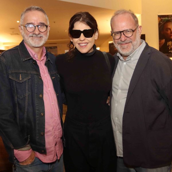 Bárbara Paz entre Marcelo Gomes, diretor-geral da série, e Ernesto Souto