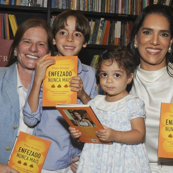 Maria Geyer e Thaís Araújo com os filhos Rafael e Nina