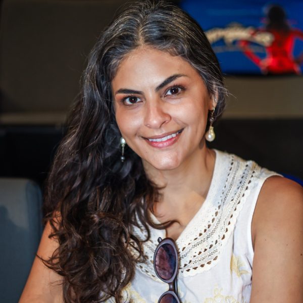 Marina Santa Helena, esposa de Emicida, levou a filha Teresa ao musical