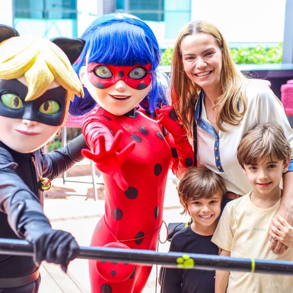 Milena Toscano com os filhos Francisco e João Pedro