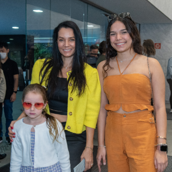 Monica Carvalho com Valentina e Yaclara, suas filhas