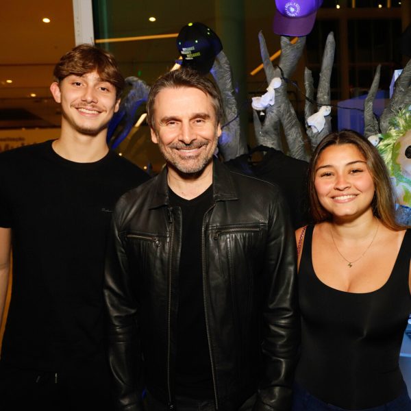 Murilo Rosa entre o filho Lucas e a nora Maria Eduarda