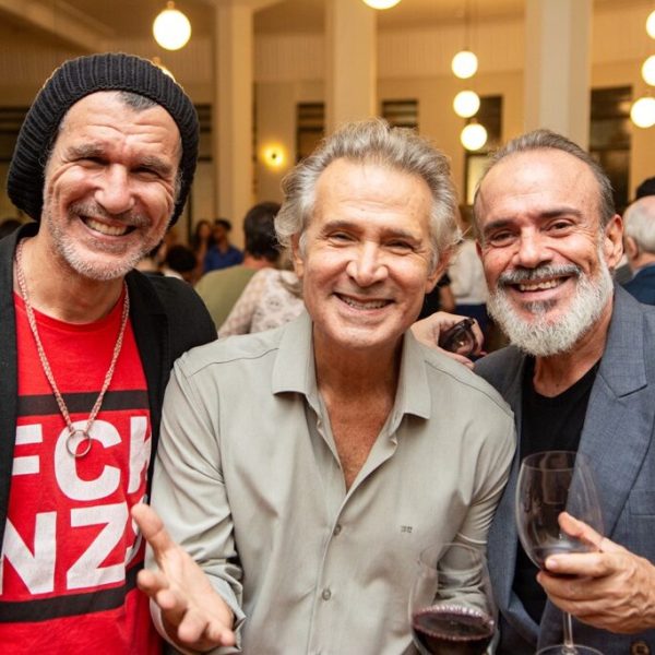 Nelson entre Nicola e André Mattos