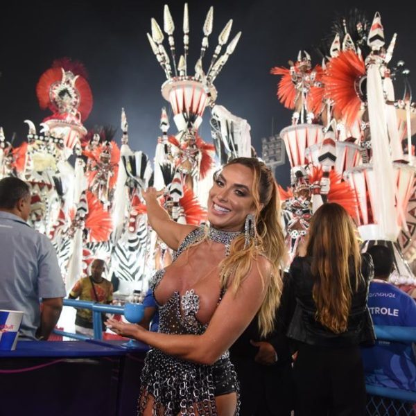 Modelos da Victoria Secret curtem camarote na Sapucaí, Carnaval 2018 no Rio  de Janeiro