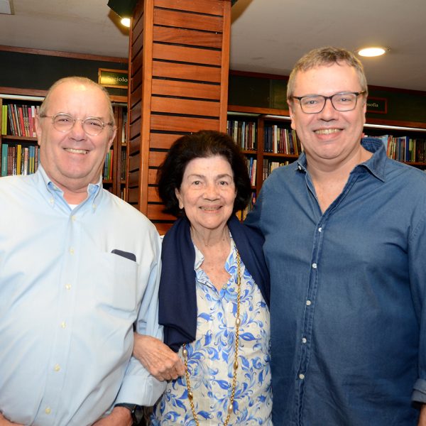 Laïs Gouthier entre Octávio Koeler, e João Emanuel Carneiro