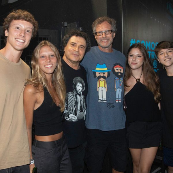 Os irmãos Roberto e Mauro Frejat cercados da família