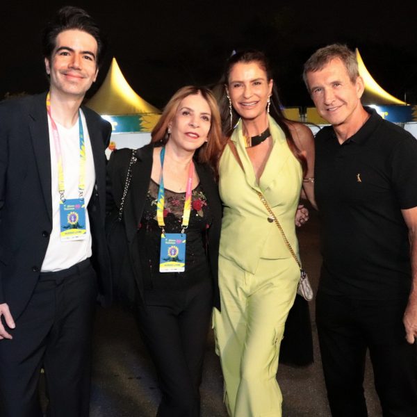 Os promoters do evento Luiz Fernando Coutinho e Liège Monteiro com Fernanda e Dody Sirena