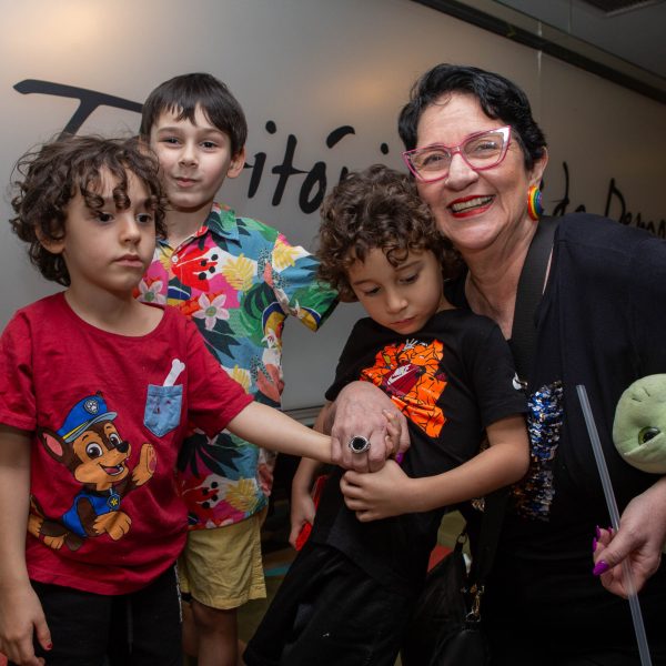 Pedro, Miguel, Arthur e a avó Rosane Gofman