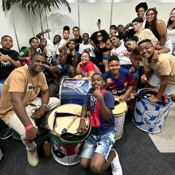Pretinho da Serrinha e os ritmistas das escolas de samba mirins