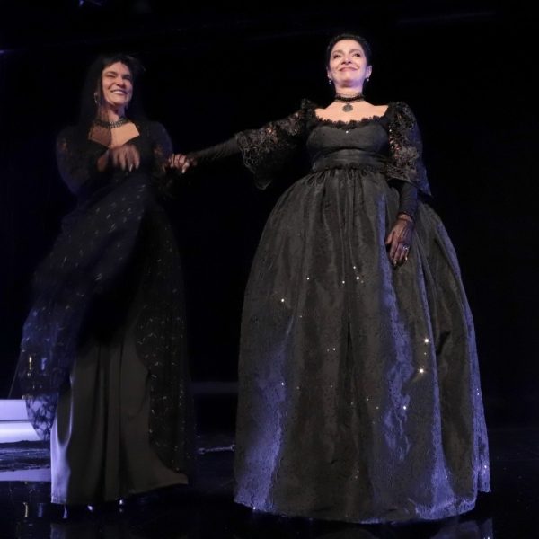 Priscila Fantin e Cláudia Ohana no palco