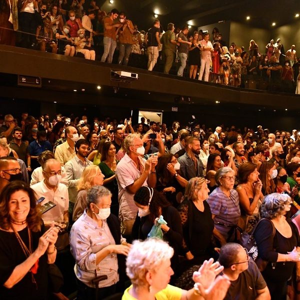 Público lota o teatro