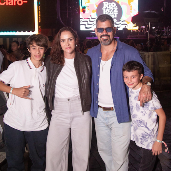 Juliano Cazarré com a familia, a mulher Leticia Cazarré, e os dois filhos, Vicente, de 13 anos, e Inácio, de 11