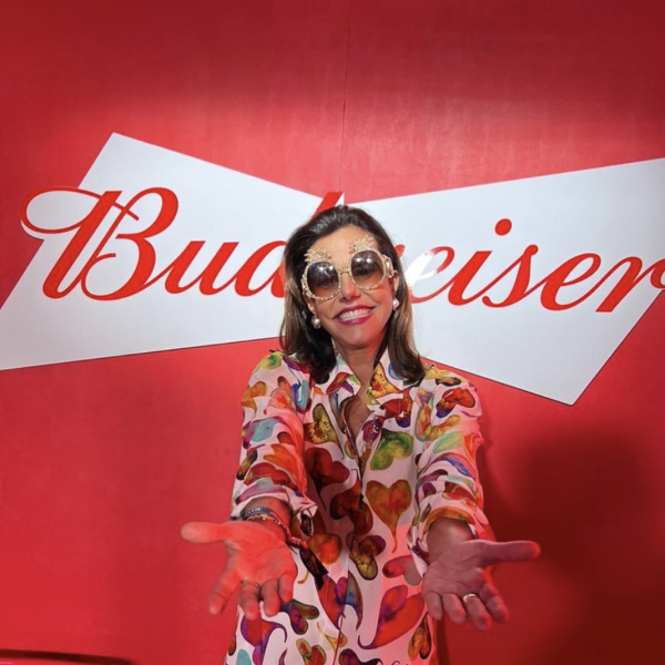 Narcisa Tamborindeguy em estande da Budweiser