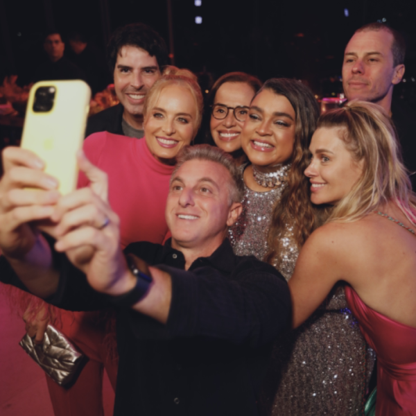 Selfie com Huck: Alex Lerner, Angélica, Bia Aydar, Preta e Carolina Dieckmann