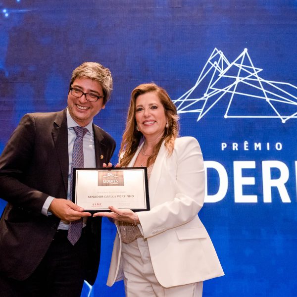 O senador Carlos Portinho e Andréia Repsold