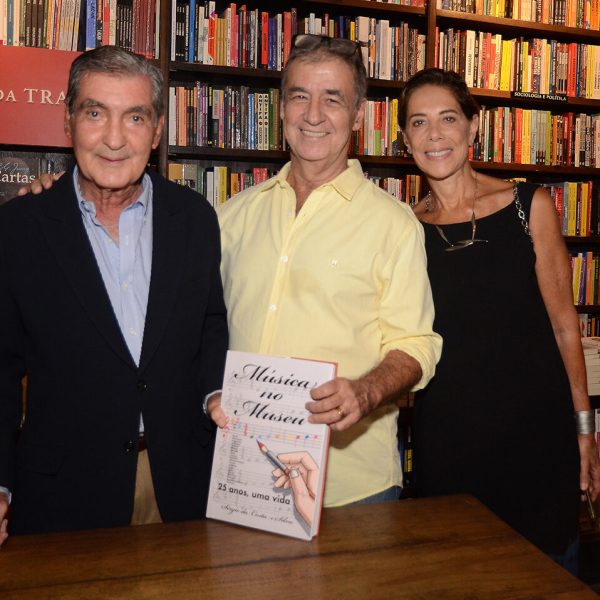 O autor recebe Miguel Paiva e Angela Vieira