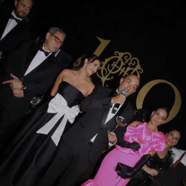 Ulisses Marreiros e Roberta Almeida (com vestido rosa) brindando os 100 anos do Belmond Copacabana Palace