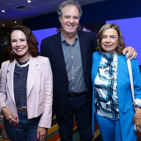 Jair Koiller entre Renata e Rosamaria Araújo