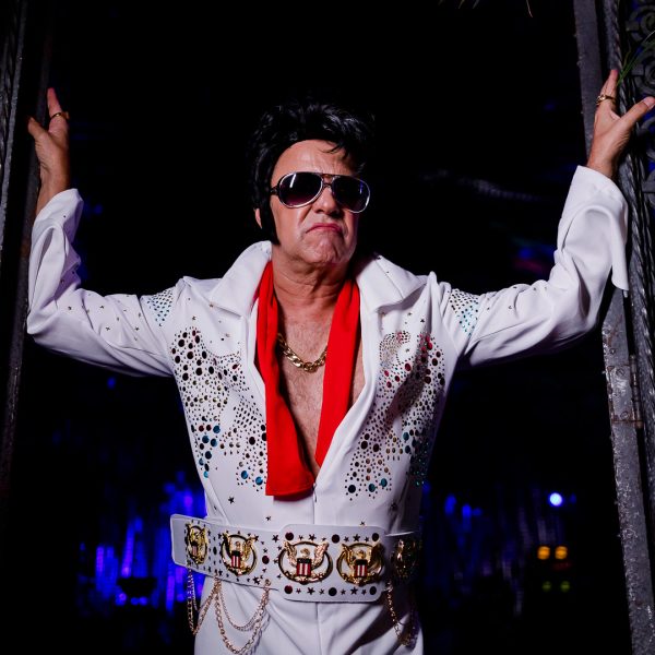 Viva las Vegas! Vic Muniz chama a atenção fantasiado de Elvis Presley