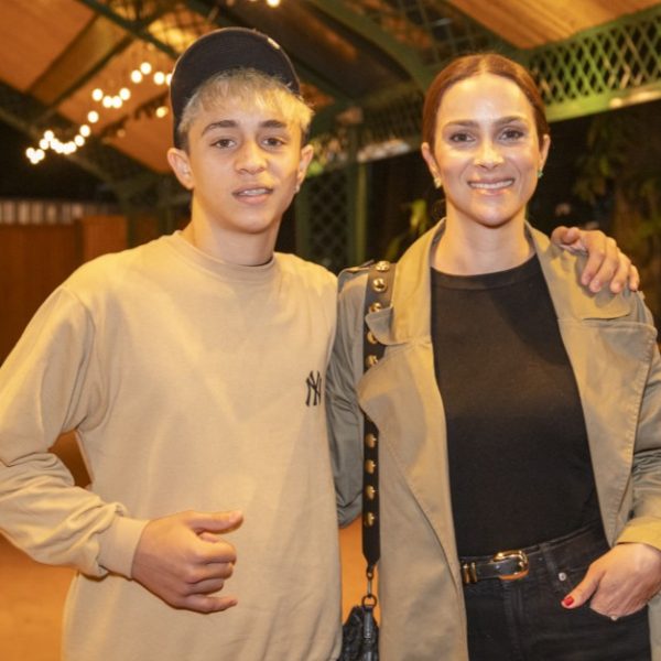 Vinicius e a mãe, Letícia Cazarré