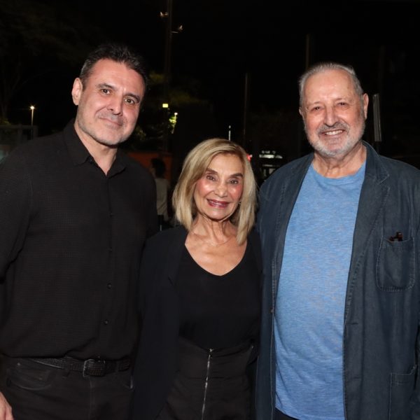 William Pereira, diretor cênico, Evelyn Baruque, diretora da Studio3, e Guy Darmet