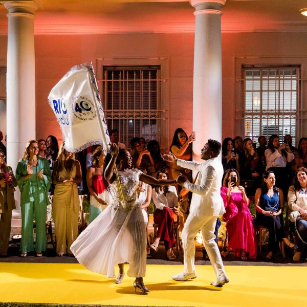 Passistas na passarela do desfile no Palácio da Cidade