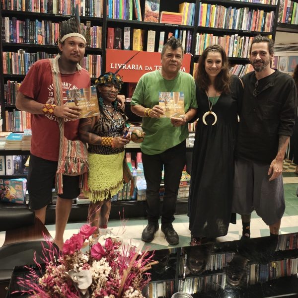 Pajé Ana Rosa e Arão da Providência Guajajara ao lado de Marcela Sperandio e Tarso Galvão