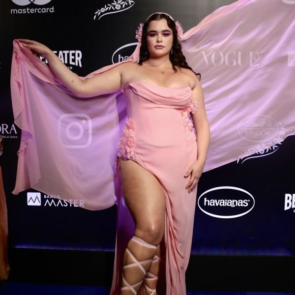 Look eufórico: a atriz Barbie Ferreira destaca-se como embaixadora global da Vogue e fecha parceria com a Havaianas para o evento